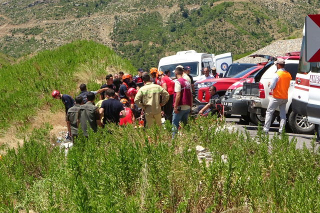 Kahreden görüntü! Aynı aileden 3'ü çocuk 5 kişi yan yana defnedildi