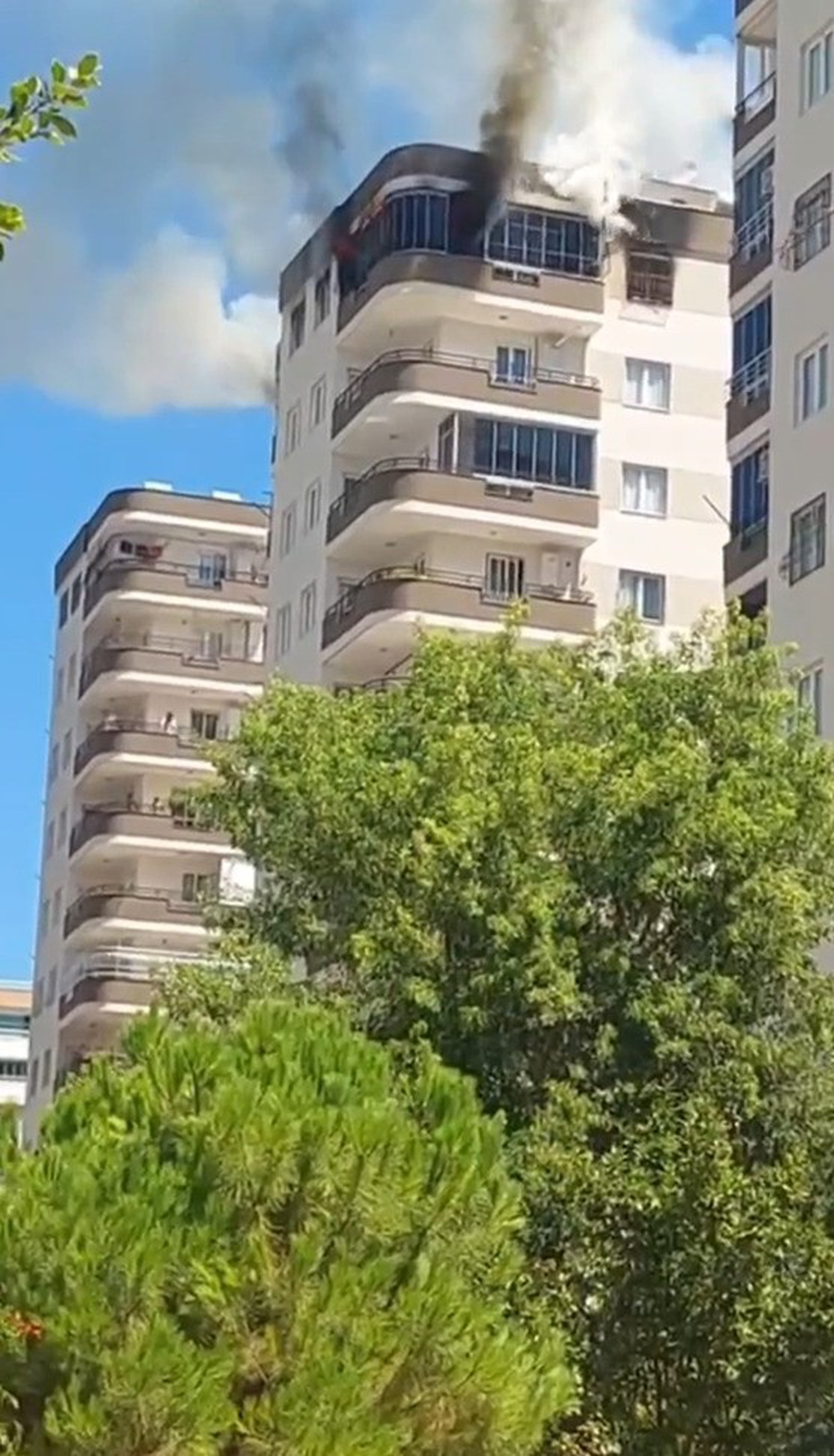 Adana\'da 12 Katlı Sitede Yangın