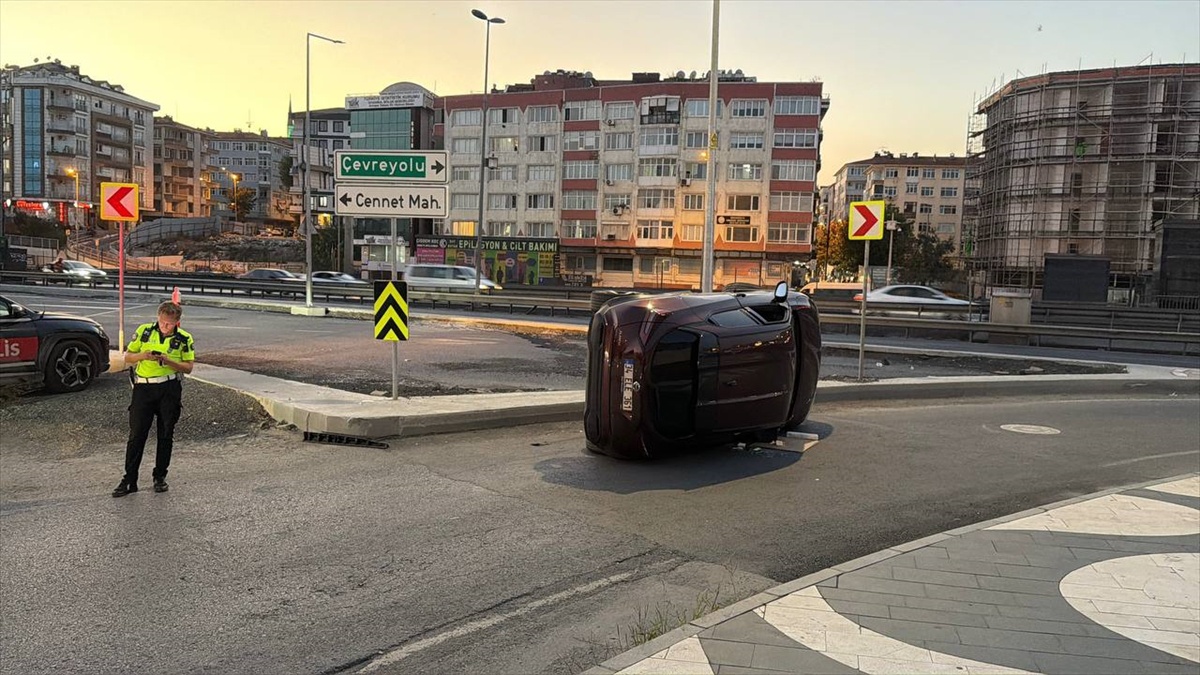 Bakırköy\'de Kaza: Sürücü Yaralandı