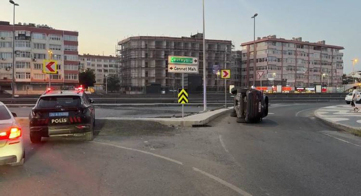 Bakırköy\'de Otomobil Devrildi, Sürücü Yaralı
