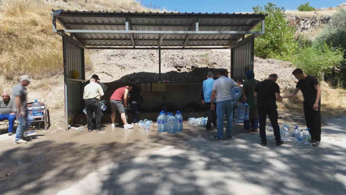 Başkentte 3 gün susuz kaldılar, çeşmelere akın ettiler