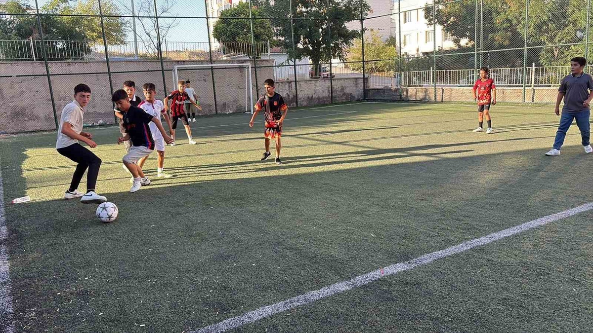 Besni\'de Yaz Kur\'an Kursları İçin Futbol Turnuvası