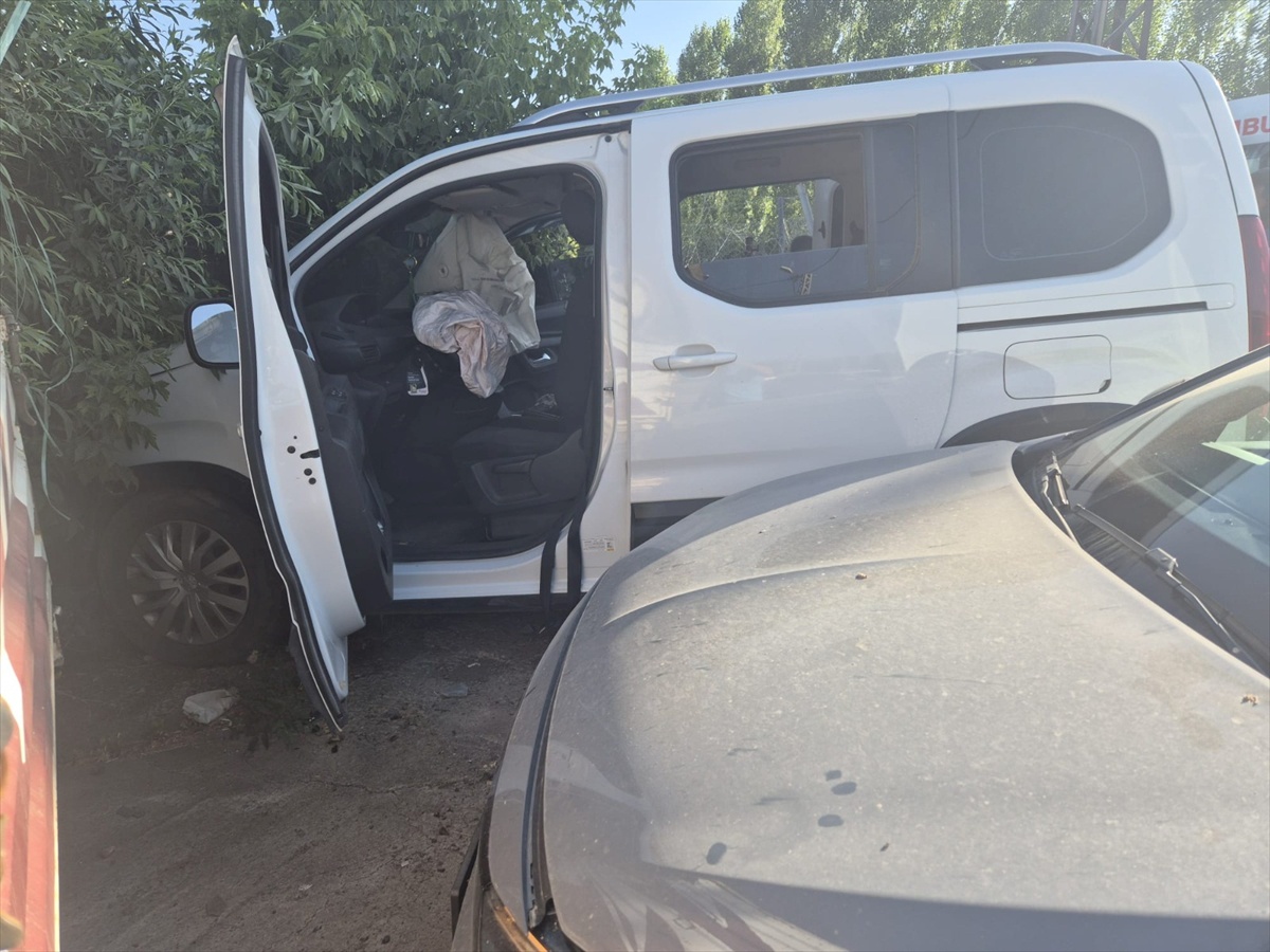Bingöl\'de Trafik Kazası: 3 Yaralı