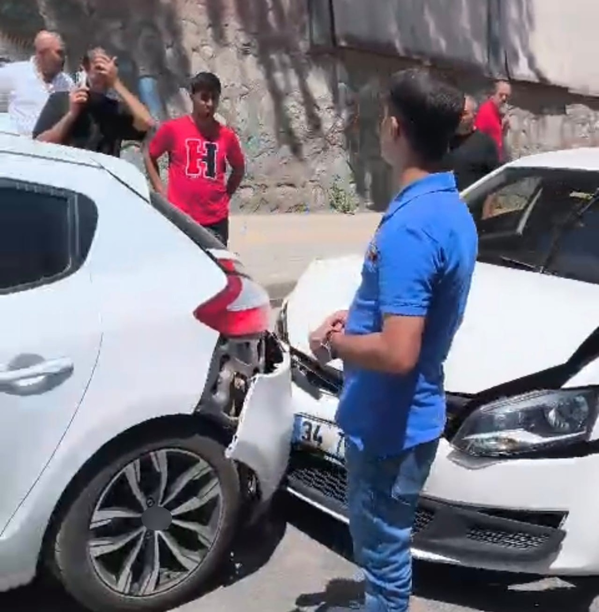 Bitlis\'te Trafik Kazası: Yaralı Yok, Maddi Hasar Var