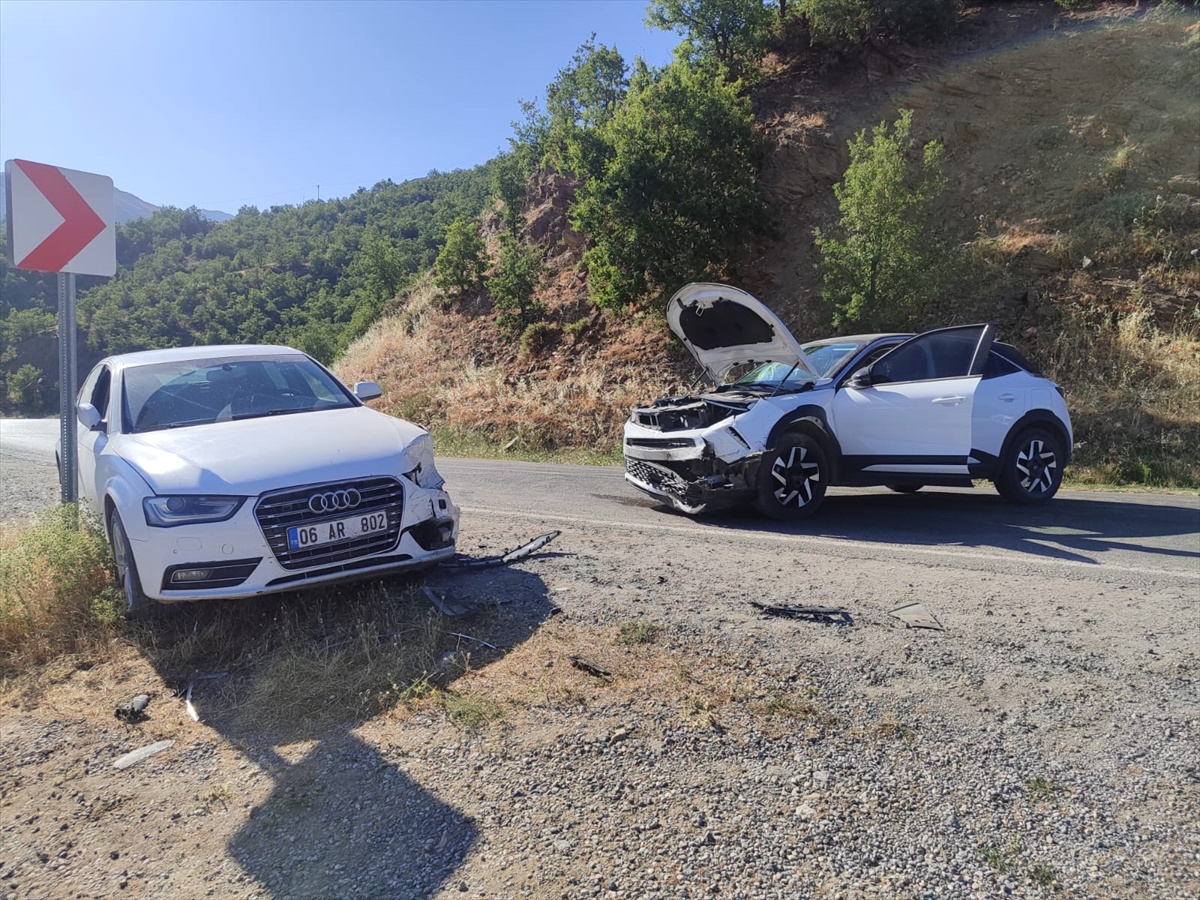 Hizan\'da Trafik Kazası: 3 Yaralı
