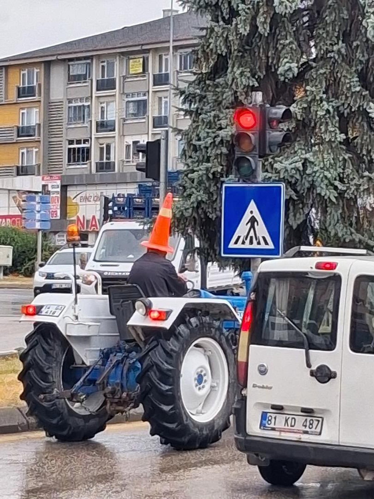 Traktör Sürücüsünden İlginç Yağmur Önlemi