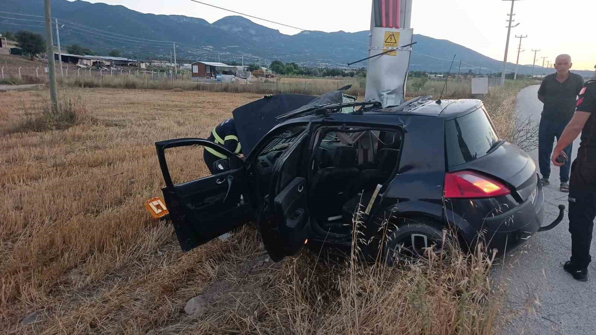 Burdur\'da Elektrik Direğine Çarpan Araçta Sürücü Yaralandı