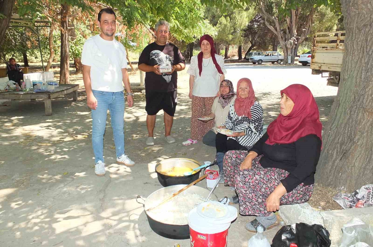 Sinan Dede Türbesi\'nde Hayır Pilavı