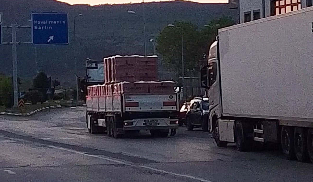 Zonguldak\'ta Tırdan Tuğla Saçıldı