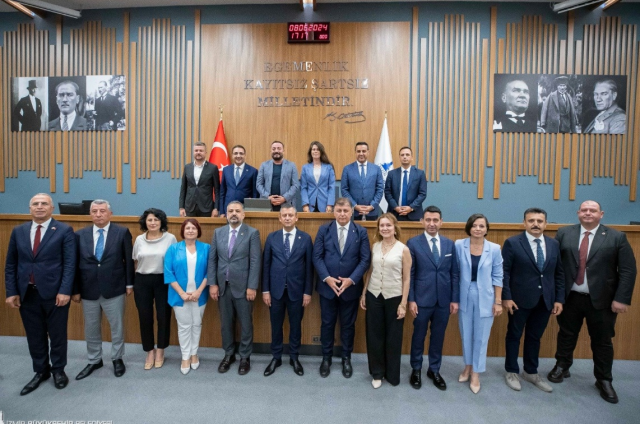 CHP'nin kalesi İzmir'de 24 belediye başkanı ve tüm ilçe örgütleri Yeni Parti'ye geçiyor