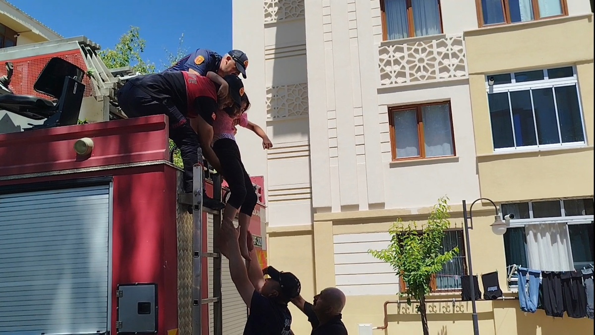Otizmli Çocuk Ağaçta Mahsur Kaldı