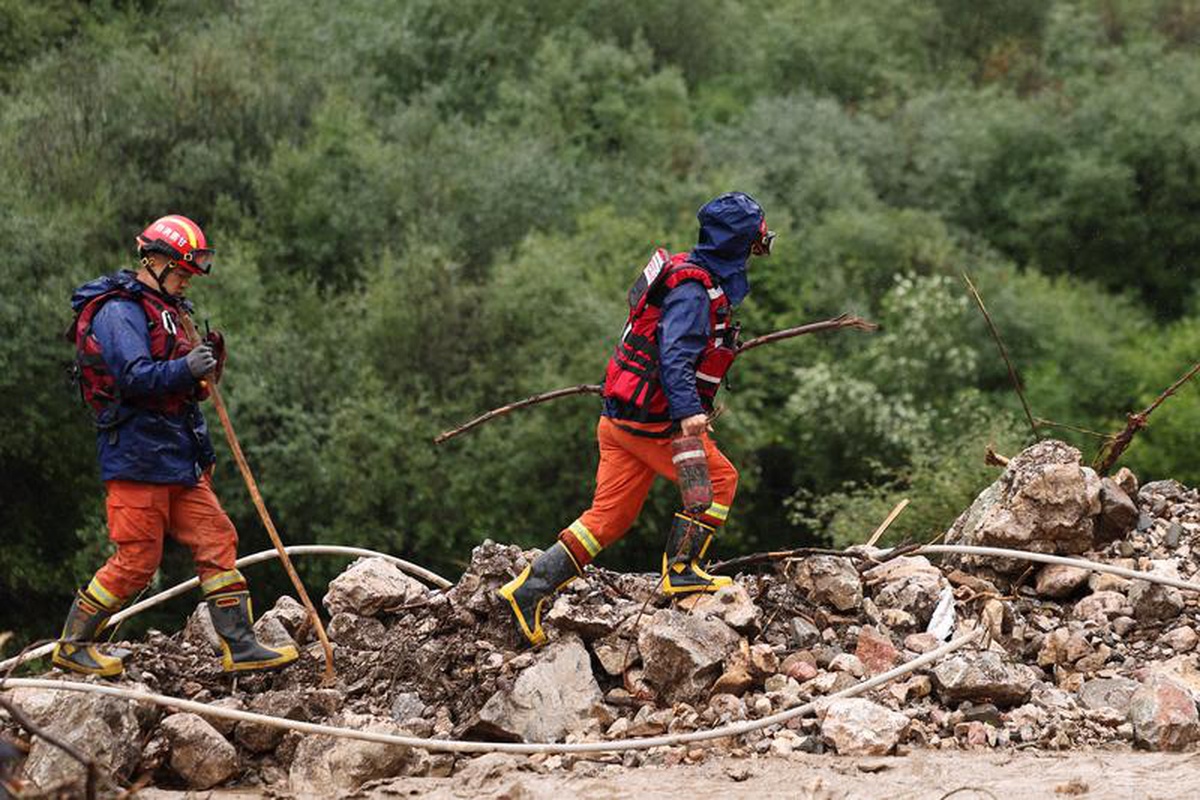 Gansu\'da Sel Felaketi: 10 Ölü, Kurtarma Çalışmaları Devam Ediyor