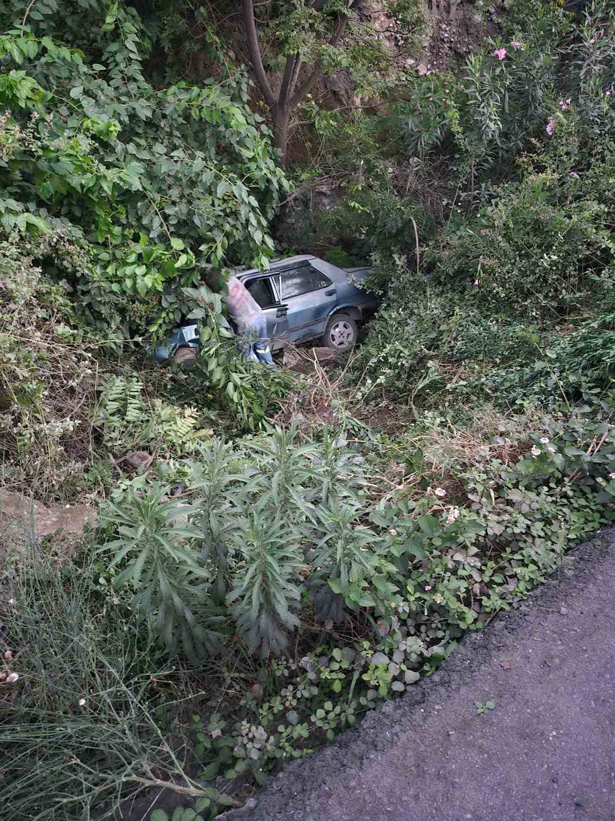 Hatay\'da Tofaş otomobil dereye uçtu
