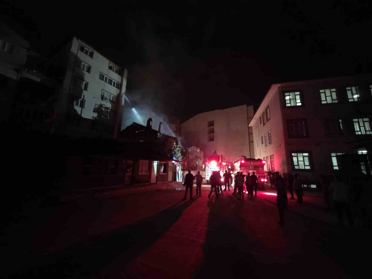Dursunbey\'de Yangın Kısa Sürede Söndürüldü