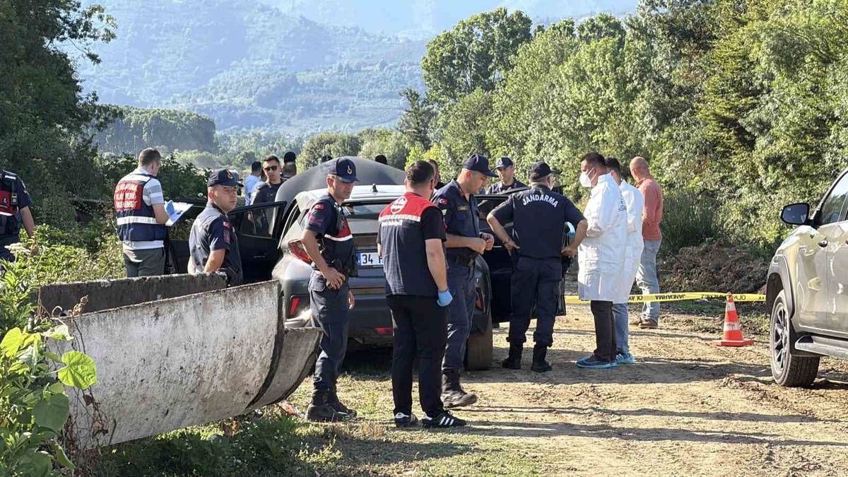 Düzce\'de Park Halindeki Araçta Genç Ölü Bulundu