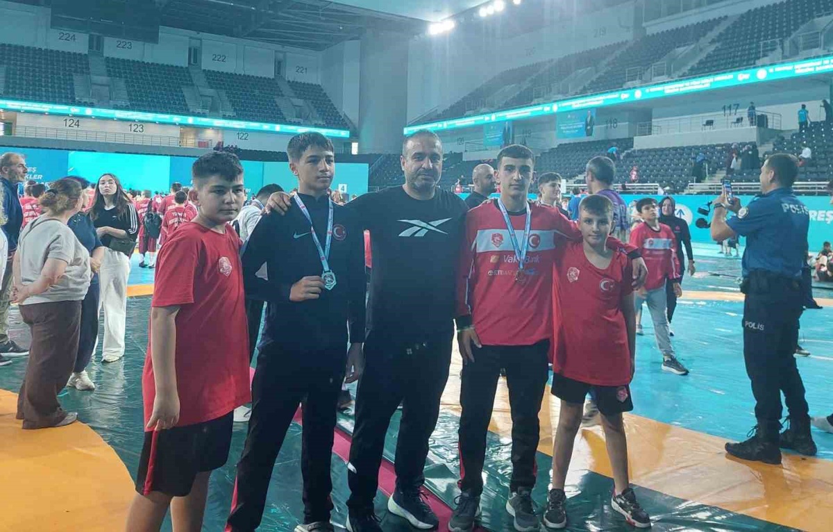 Düzceli Güreşçiler Gümüş Madalya Kazandı