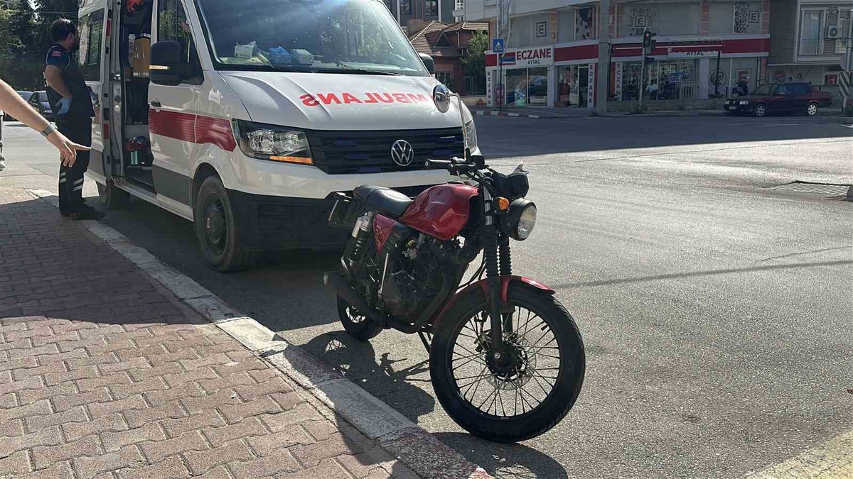 Burdur\'da Motosiklet ve Elektrikli Bisiklet Çarpıştı