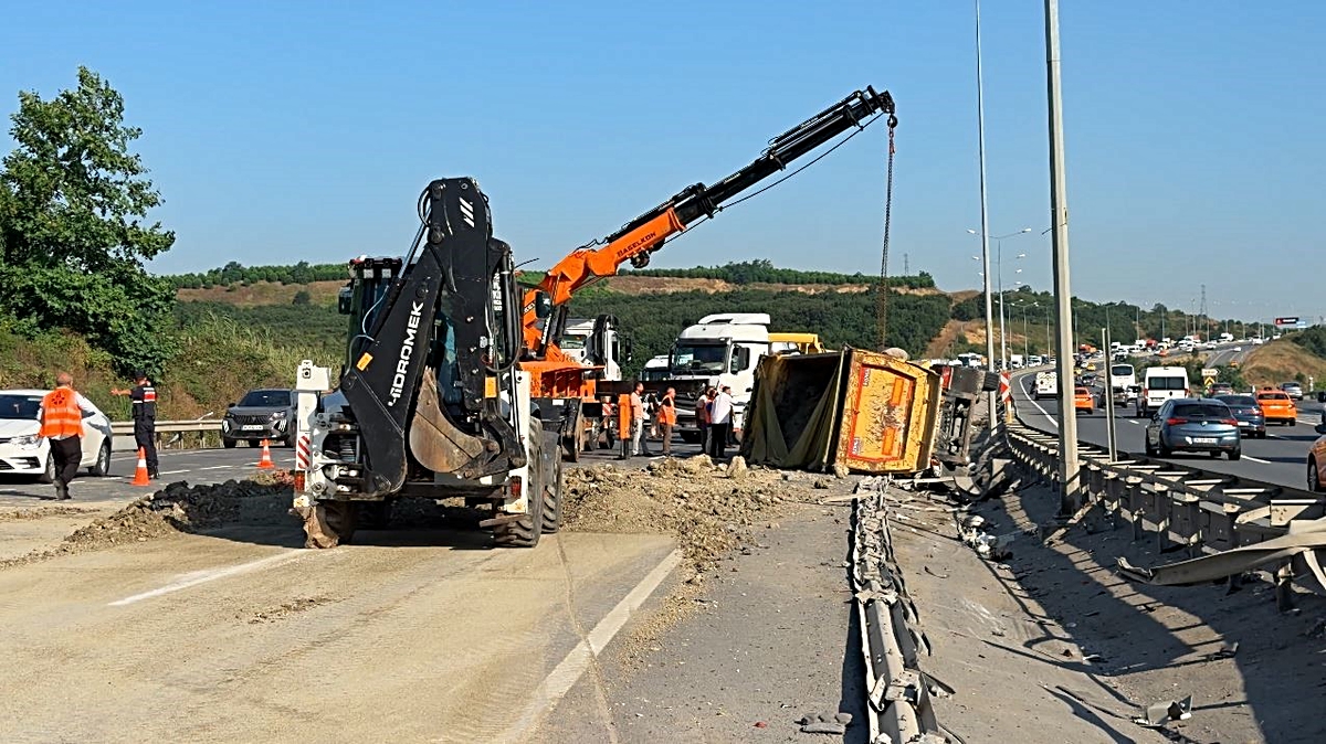 Eyüpsultan\'da Trafik Kazası: 2 Yaralı