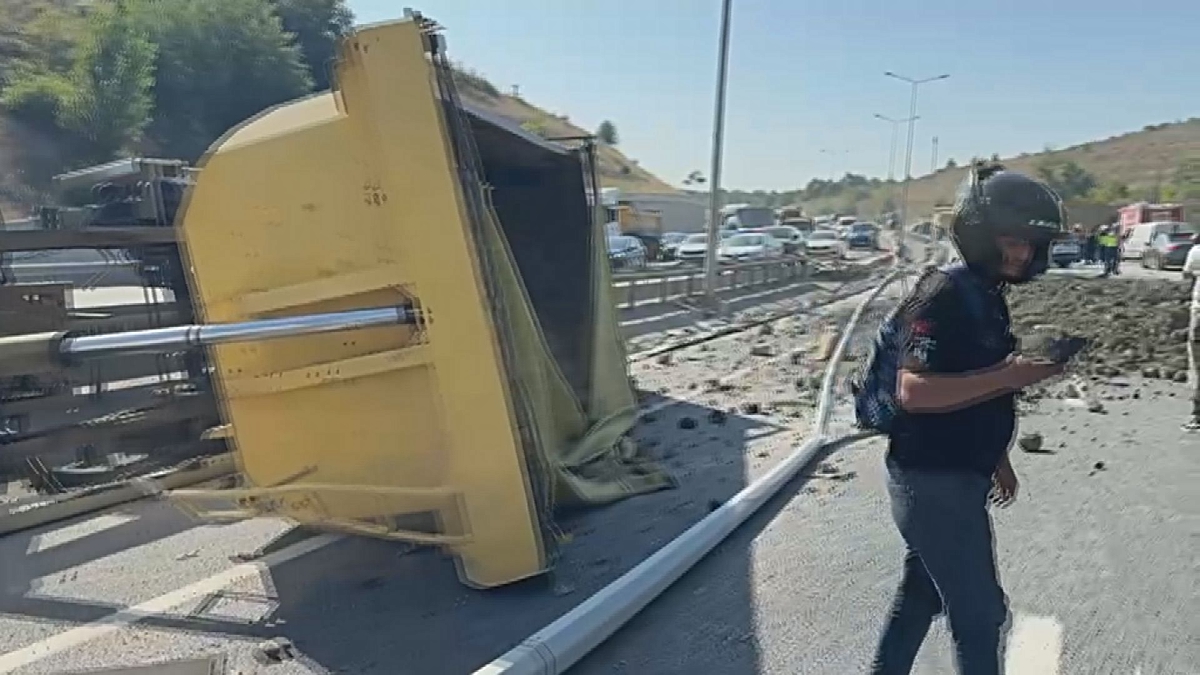 Eyüpsultan’da Hafriyat Kamyonu Devrildi: 2 Yaralı