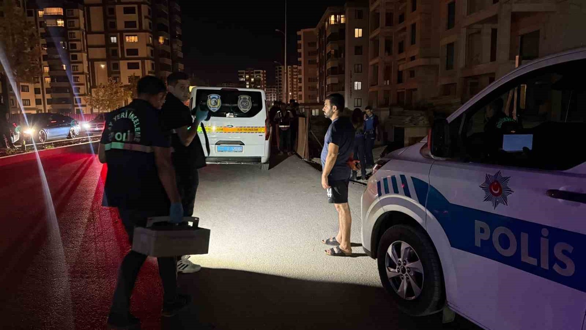 Gaziantep\'te araç çukura düştü: 3 genç kız yaralı