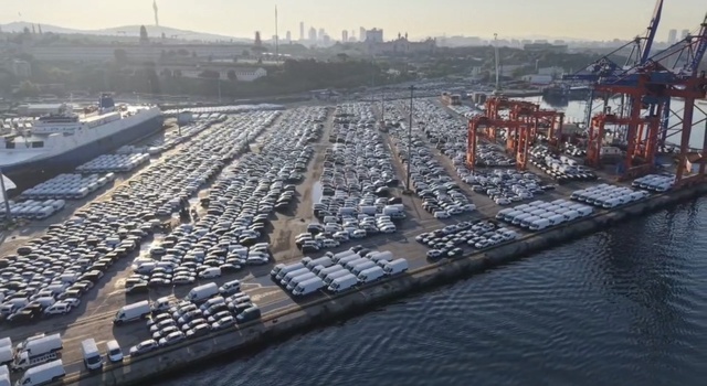 Binlerce sıfır otomobil Türkiye'ye geldi: Haydarpaşa Limanı'nda bekliyorlar