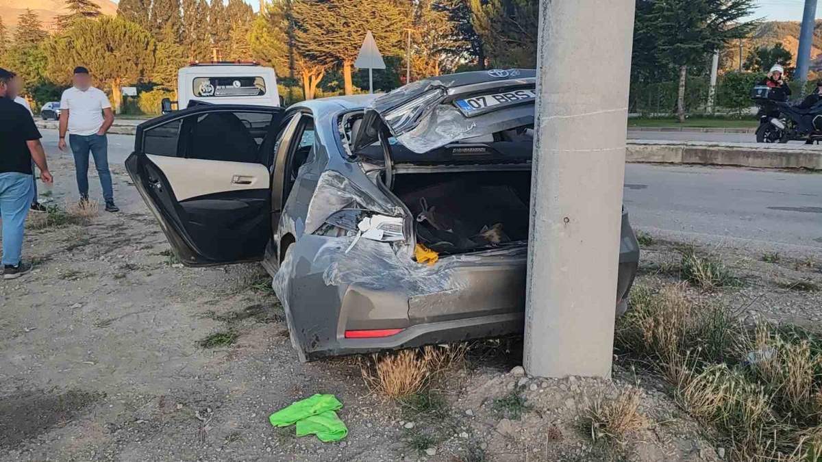 Isparta\'da Takla Atan Araçta 2 Yaralı