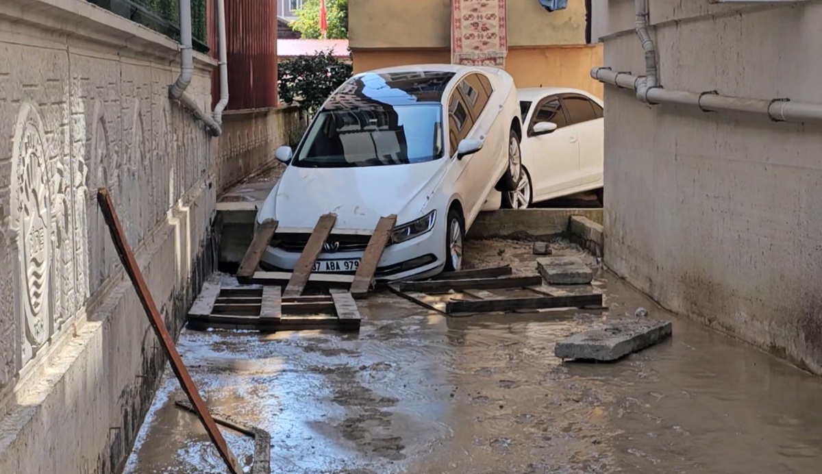 Kastamonu’da selin vurduğu ilçede temizlik çalışmaları sürüyor