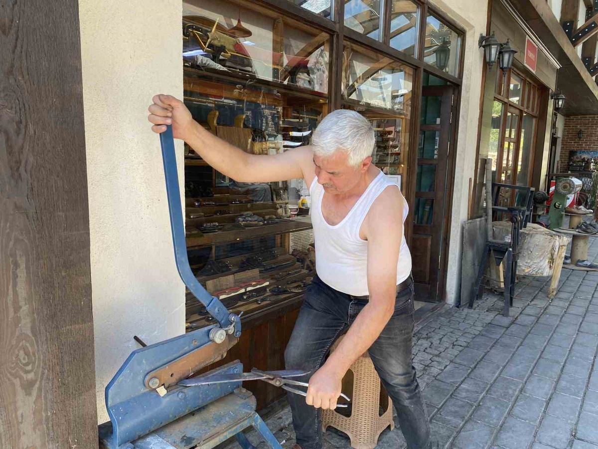 Sivas\'ın Ustası Sıcaklarda Bıçak Yapıyor