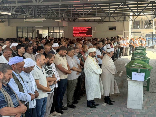 Günün en acı karesi! Aynı aileden 4 tabut yan yana