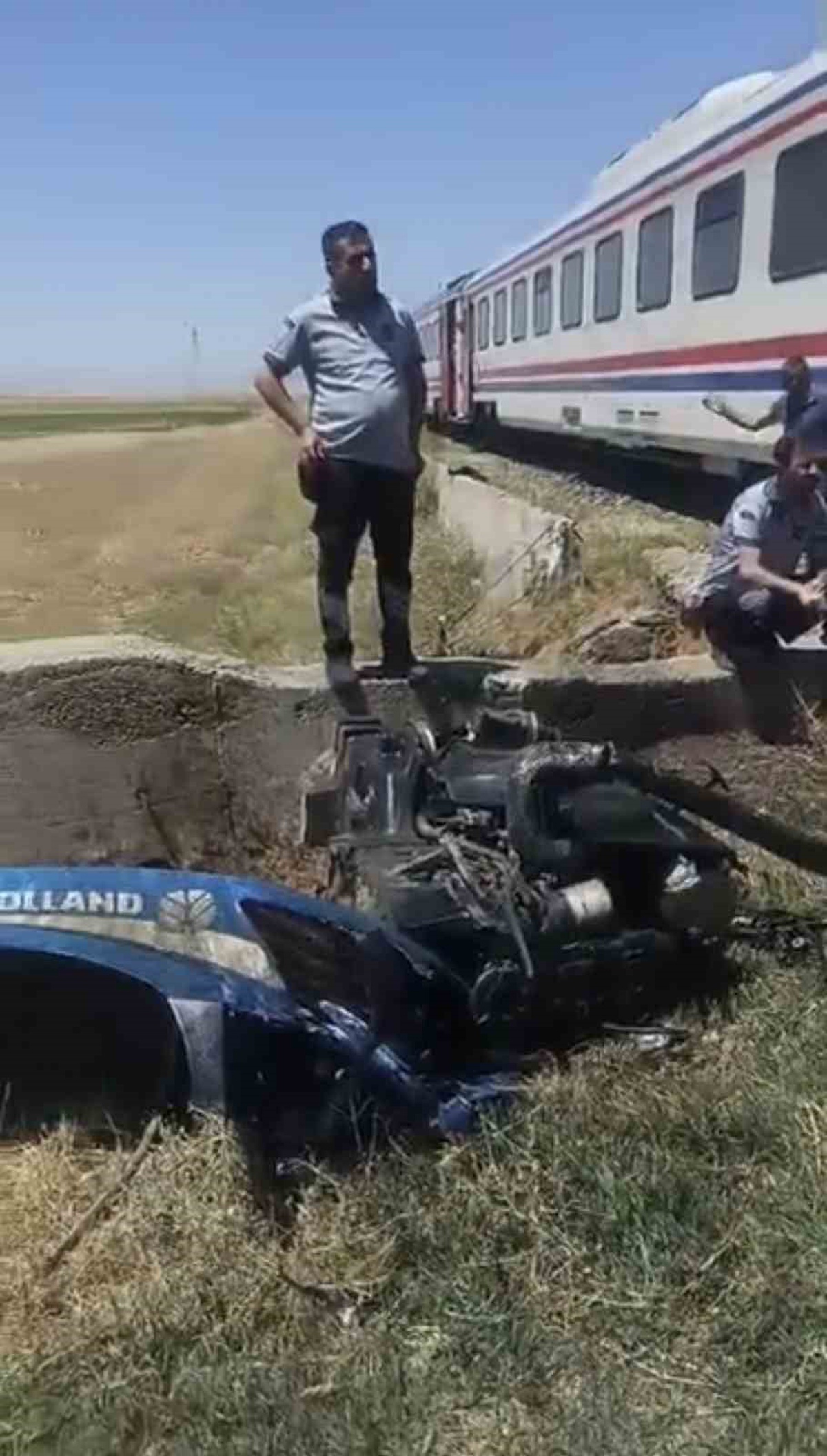 Tren Traktöre Çarptı: Sürücü Sağ!
