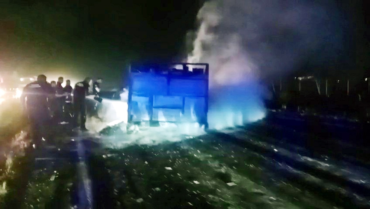 Niğde-Kayseri Yolunda Kamyonet Yangını