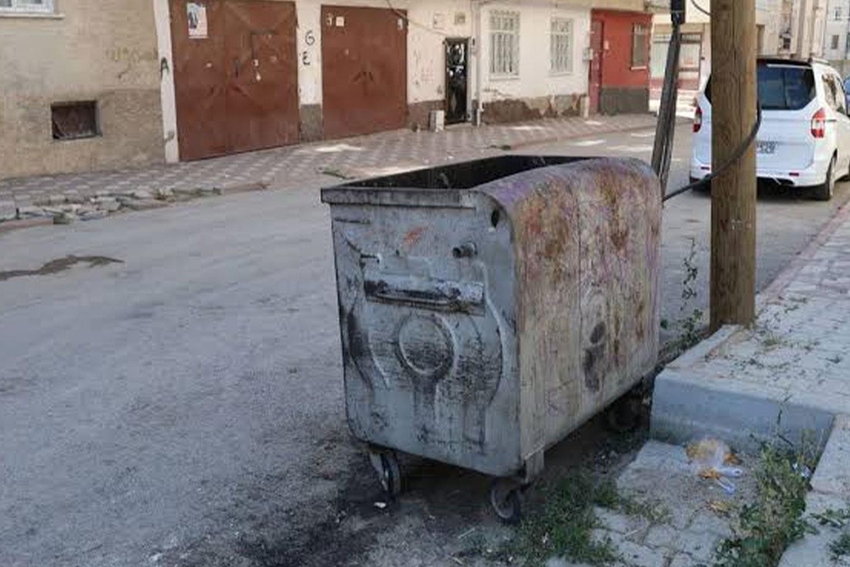 Bebek çöp konteyneri yanında bulundu, baba kaçak
