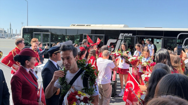Şampiyon Filenin Sultanları <a class='keyword-sd' href='/turkiye/' title='Türkiye'>Türkiye</a>'de! Çiçeklerle karşılandılar