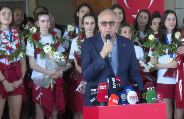 Şampiyon Filenin Sultanları Türkiye'de! Çiçeklerle karşılandılar