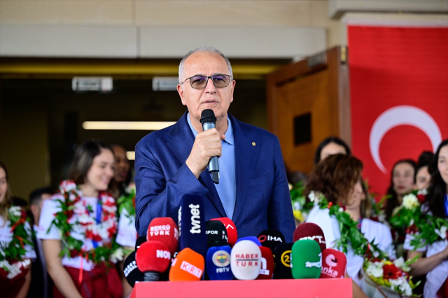 Şampiyon Filenin Sultanları Türkiye'de! Çiçeklerle karşılandılar