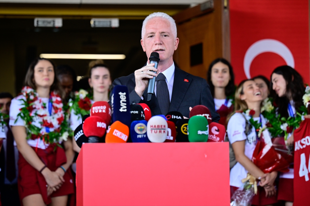 Şampiyon Filenin Sultanları Türkiye'de! Çiçeklerle karşılandılar