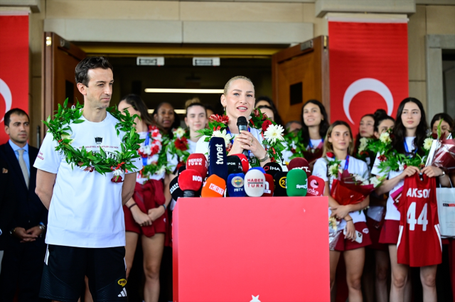 Şampiyon Filenin Sultanları Türkiye'de! Çiçeklerle karşılandılar