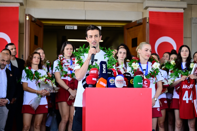 Şampiyon Filenin Sultanları Türkiye'de! Çiçeklerle karşılandılar