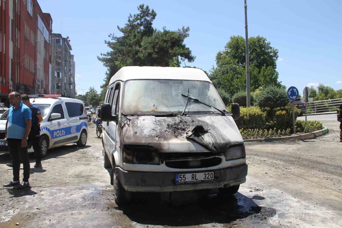 Samsun’da seyir halindeki minibüs yandı