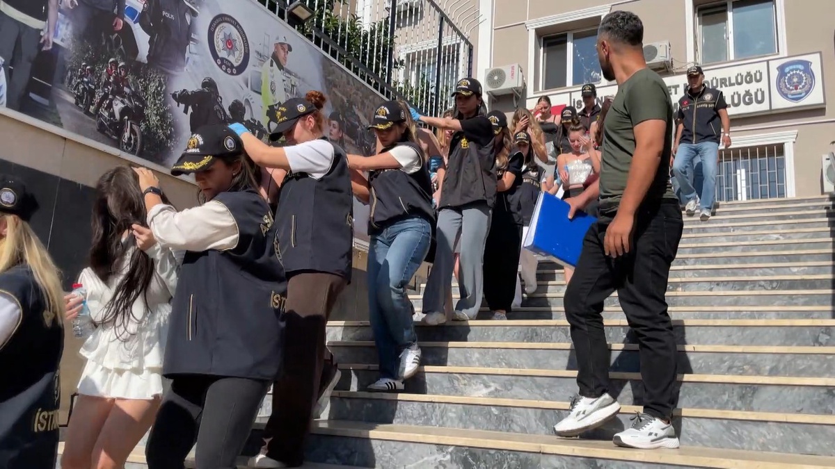 Şişli\'de Kaçak Çalışan 12 Yabancı Tespit Edildi