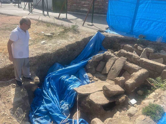 Tarihi mezarların üzerini taşlarla örtüp otoparka çevirdiler