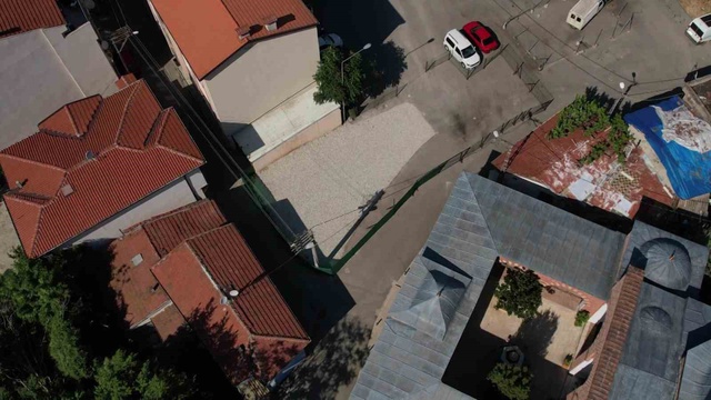 Tarihi mezarların üzerini taşlarla örtüp otoparka çevirdiler