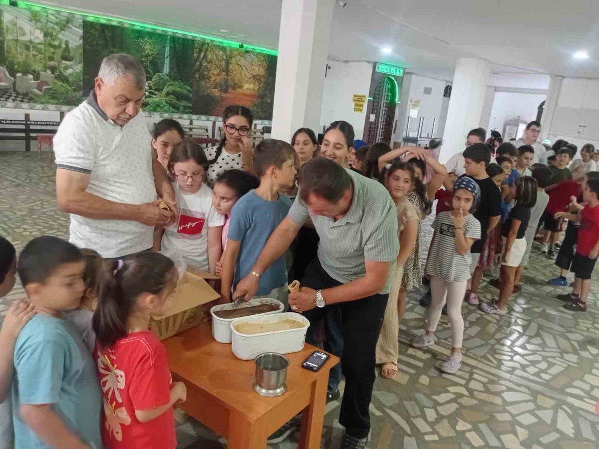 Samsun\'da Öğrencilere Dondurma İkramı