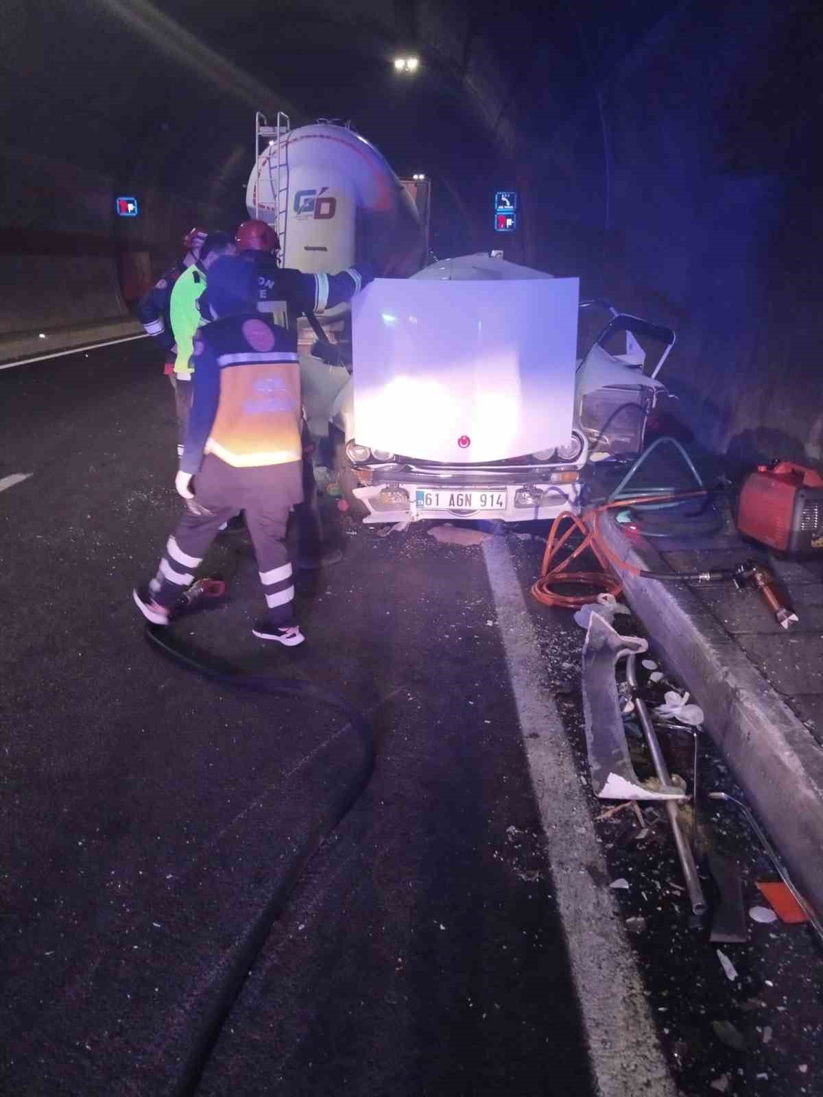 Zigana Tüneli\'nde TIR otomobile çarptı: 1 ölü, 2 yaralı