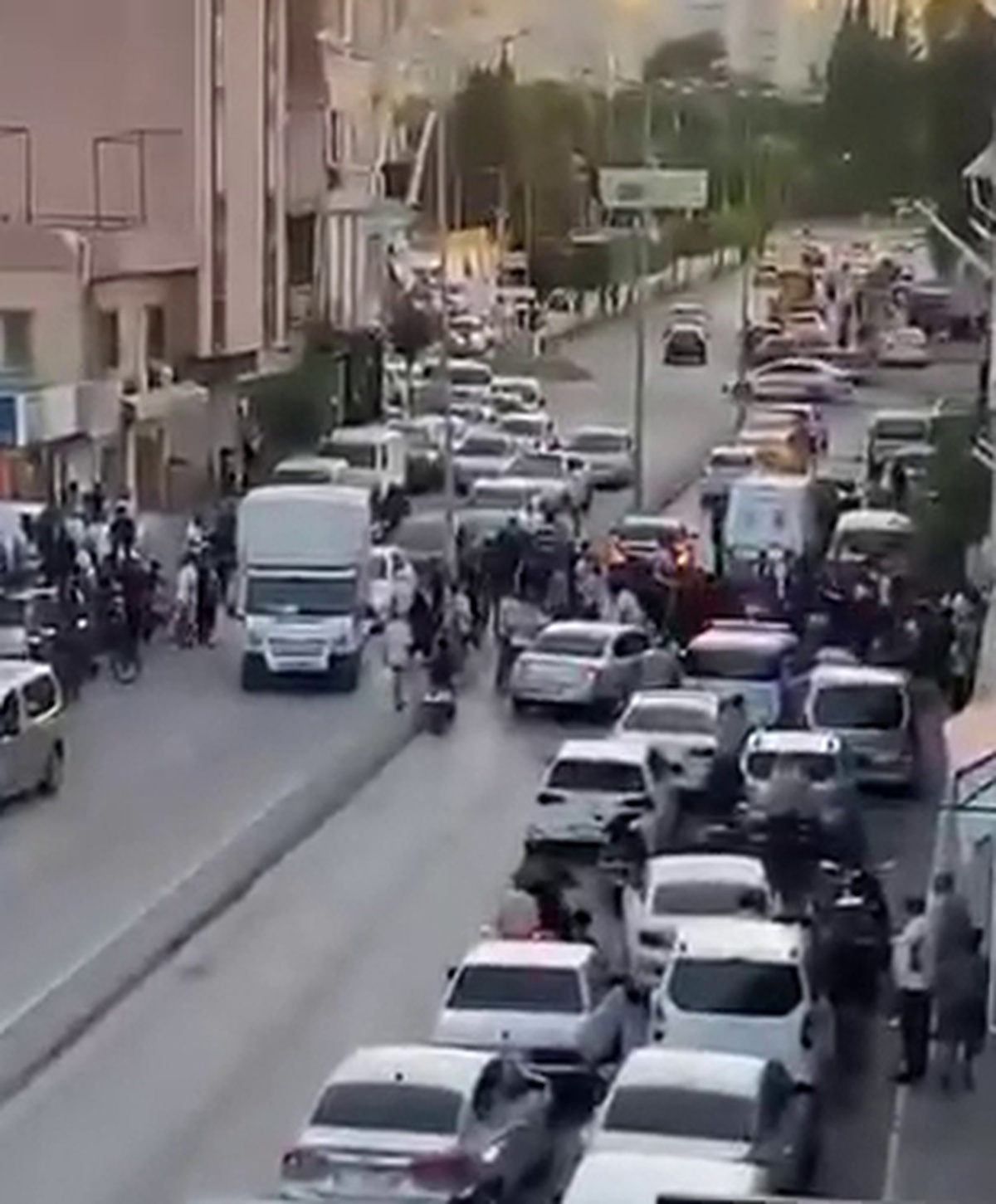 Adana\'da husumetlilerin silahlı çatışmasında yoldan geçen genç vurularak öldü