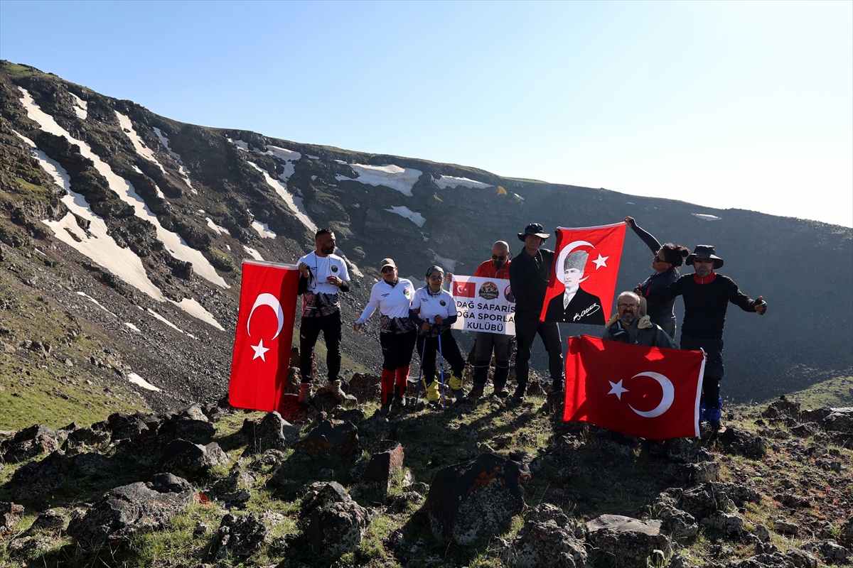Ağrı Dağı\'nın kuzeydoğu rotası doğaseverleri ağırlıyor
