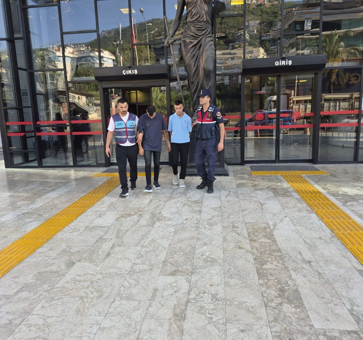Antalya\'da Ayakkabı ve Döviz Hırsızlığı