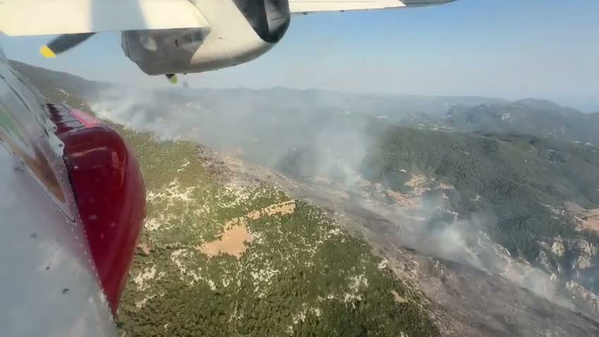 Kaş\'taki Orman Yangınında Mücadele Devam Ediyor