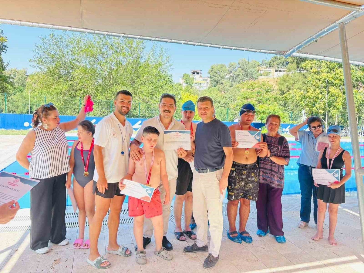 Özel Gençler Madalyalarını Aldı