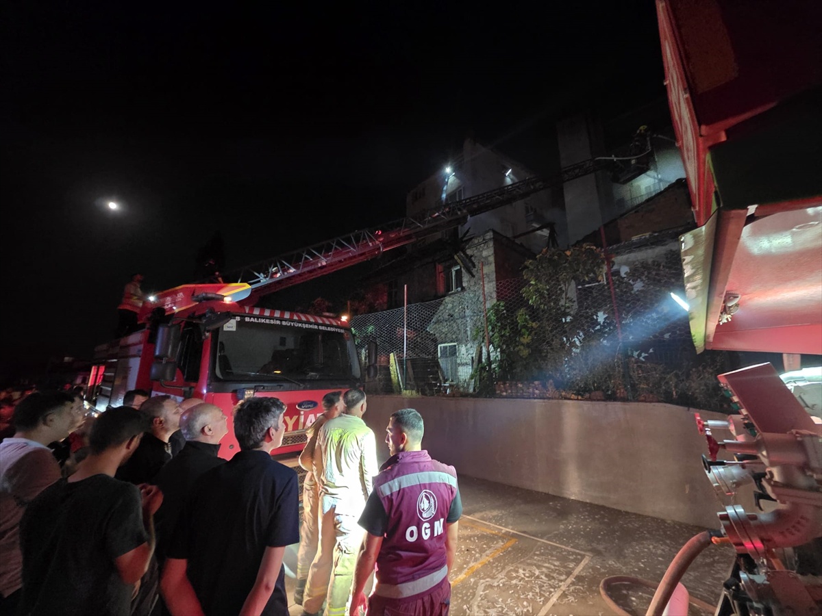 Dursunbey\'de Yangın: Ev Kullanılamaz Hale Geldi